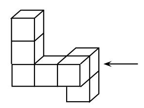 Solide formé de cubes : une colonne de trois cubes à gauche, une rangée de trois cubes devant, un cube derrière le dernier cube de droite et un cube en dessous de celui-ci ; une flèche horizontale indique qu'on regarde le solide depuis la droite