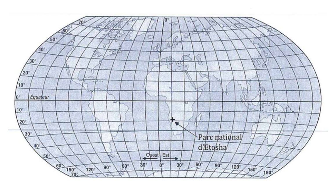 Planisphère quadrillé par les parallèles tous les 10 degrés (équateur à 0 degré) et les méridiens tous les 15 degrés (0 degré au centre, Ouest à gauche, Est à droite), avec une croix marquant le parc national d'Etosha dans le sud-ouest de l'Afrique