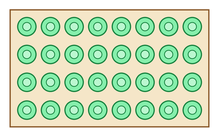 Potager vu de dessus avec des salades plantées en 4 rangées de 8 salades, soit 8 colonnes de 4 salades